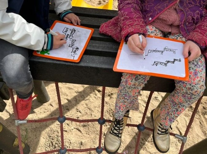 Buiten leren brengt plezier. Leren gaat gemakkelijker, dat is aangetoond.